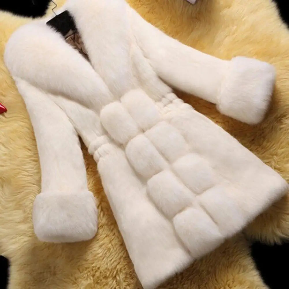 Lena lang kåpe i fuskepels med krage og mansjetter