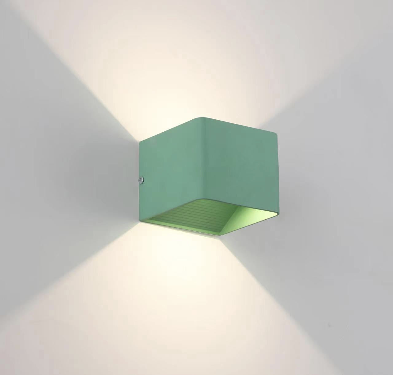 Kvadratisk vegglampe med unik design