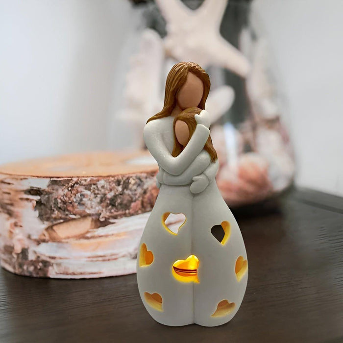 Sjarmerende mor-datter-figur med flakkende lysestake