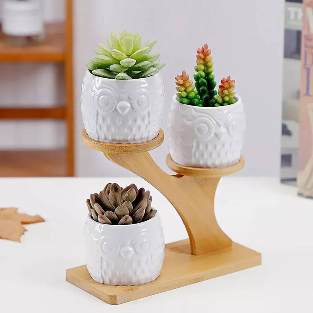 UgleTrio planteholder i tre med dekorative uglepotter til innendørs bruk