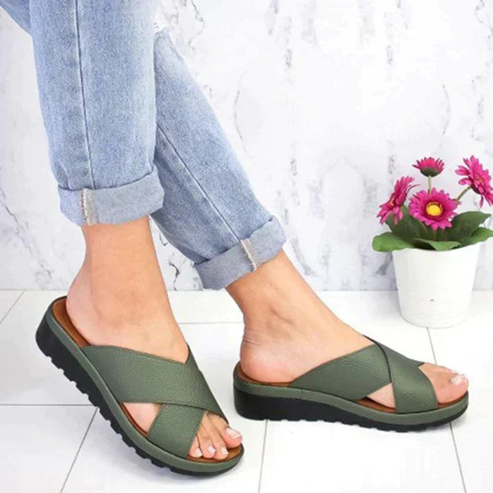Tarah - Slanke sandaler med stropp på kryss og tvers
