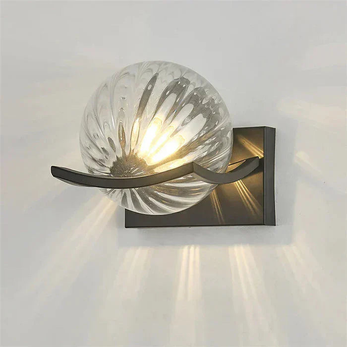 Skjellmotiv: Vakkert kystinspirert design gir en CrystalizedBeam - Moderne LED-vannlampe i Crystalunique touch.