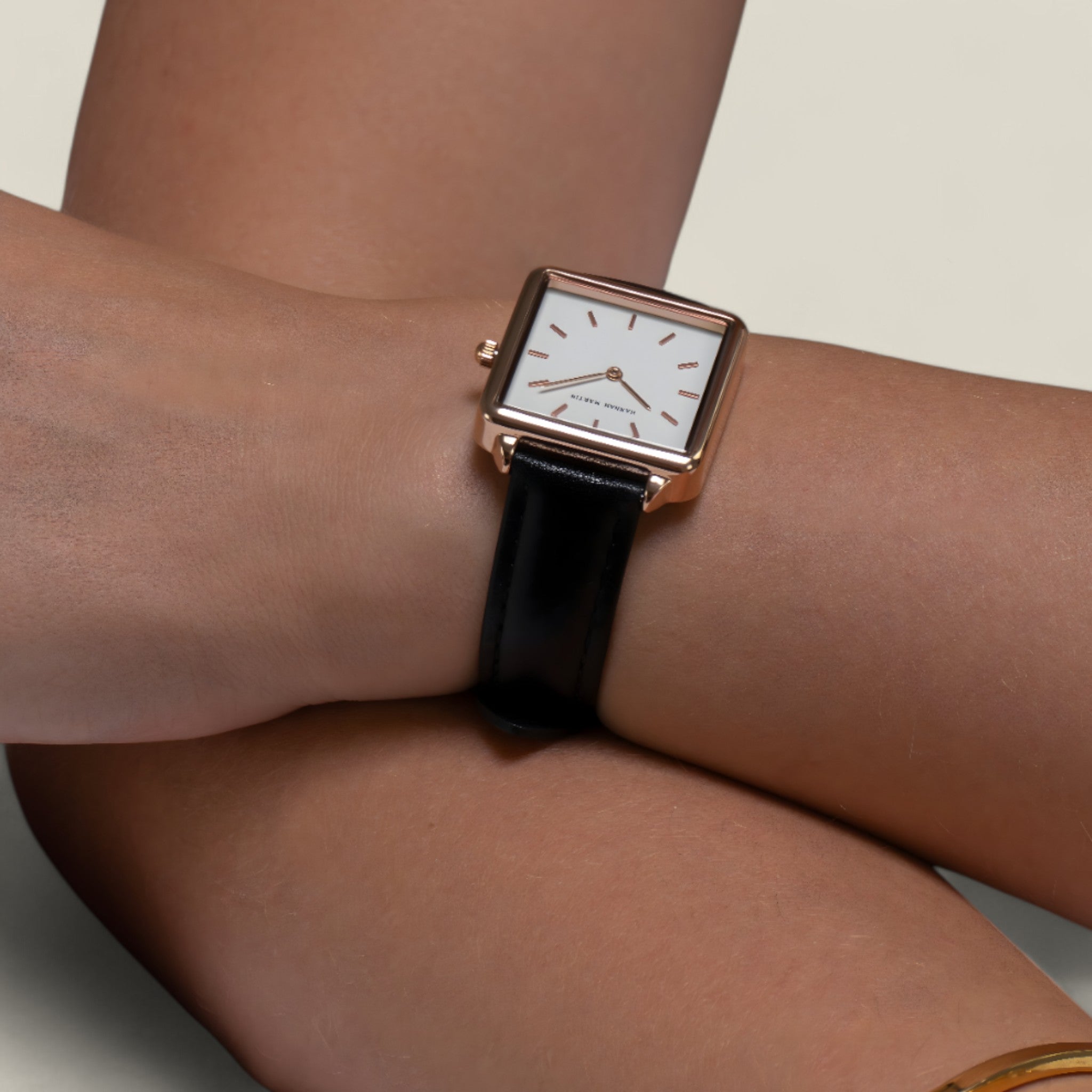 Isabella rosegull firkantet klokke - Elegant design med tidløs appell