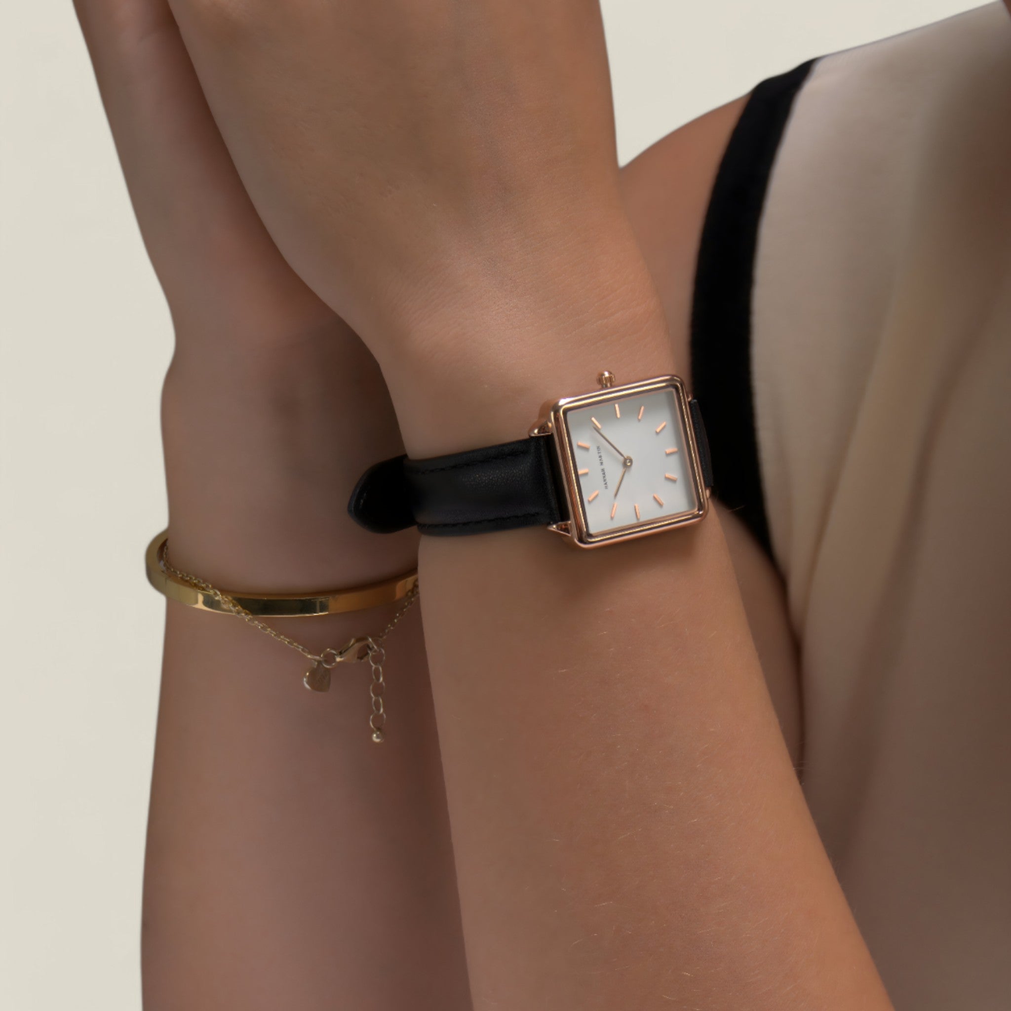 Isabella rosegull firkantet klokke - Elegant design med tidløs appell