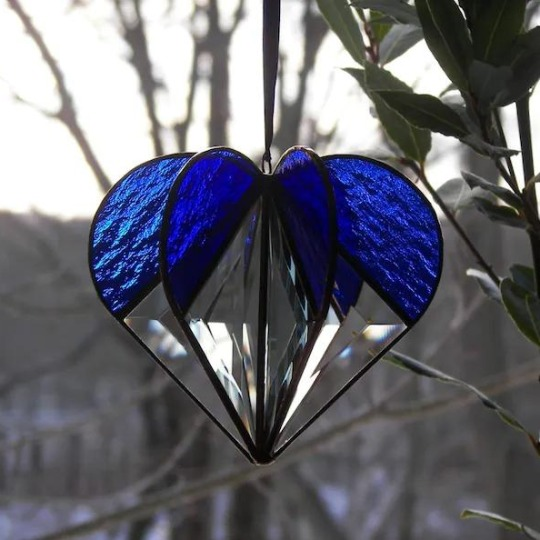 Radiant Hearts - Håndlagde hjertedekorasjoner i farget glass
