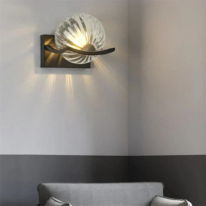 Skjellmotiv: Vakkert kystinspirert design gir en CrystalizedBeam - Moderne LED-vannlampe i Crystalunique touch.