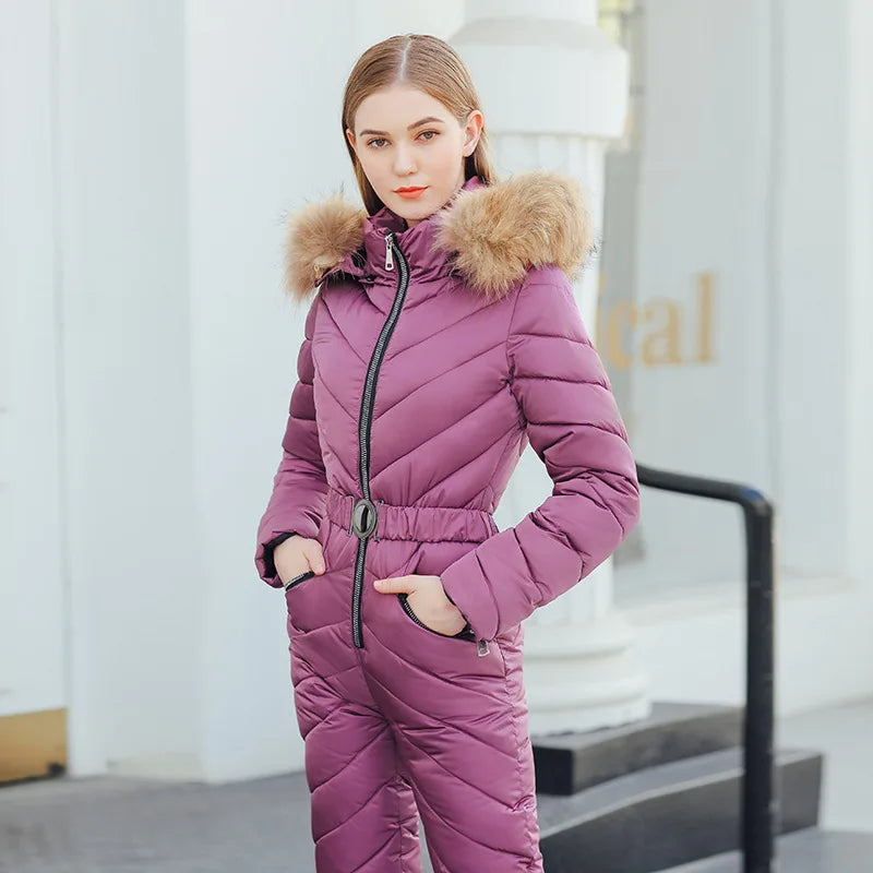 Evelina - Chic jumpsuit med belte og pelskantet hette