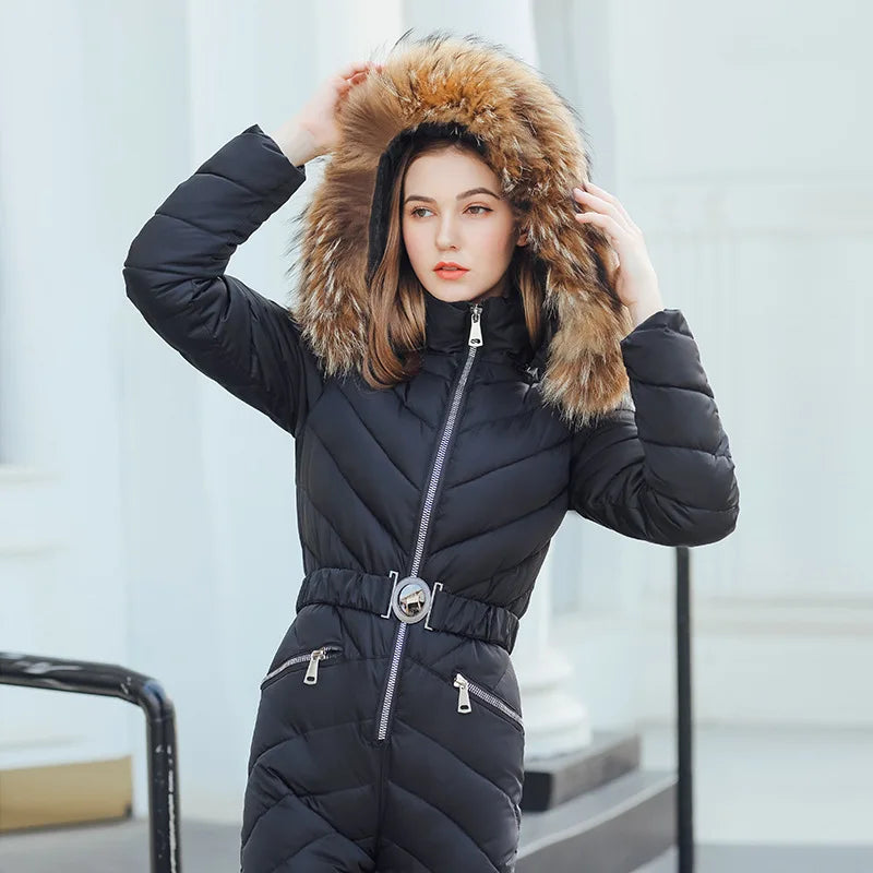 Evelina - Chic jumpsuit med belte og pelskantet hette