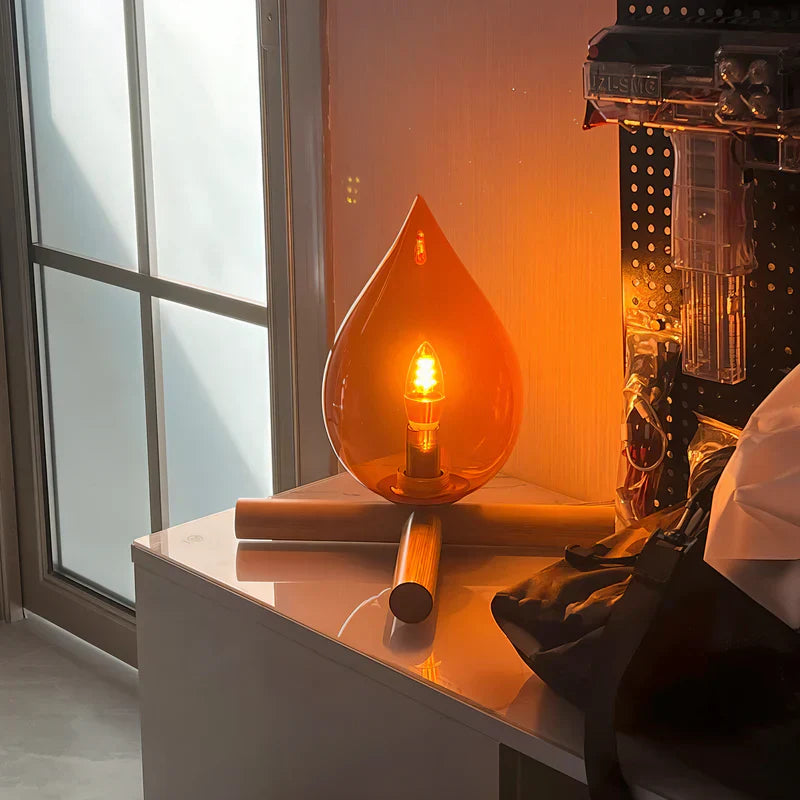 FlammeLys – Bordlampe med tresokkel og flammeeffekt for koselig atmosfære