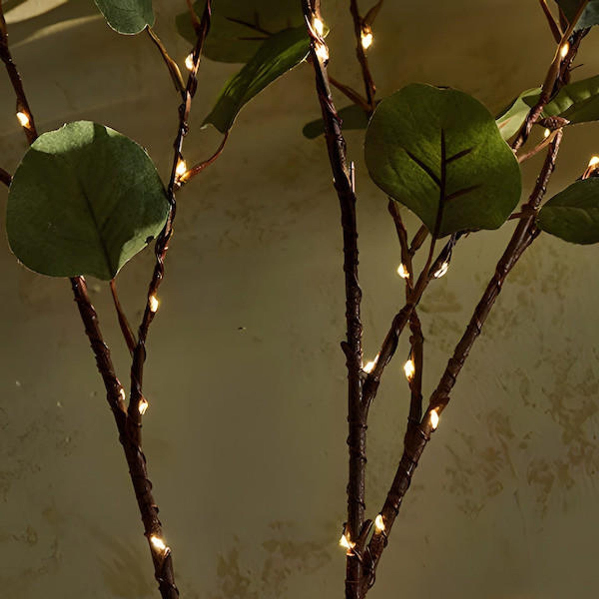 LumiFlor - LED blomsterkrans med realistiske blader og batteridrevne lys