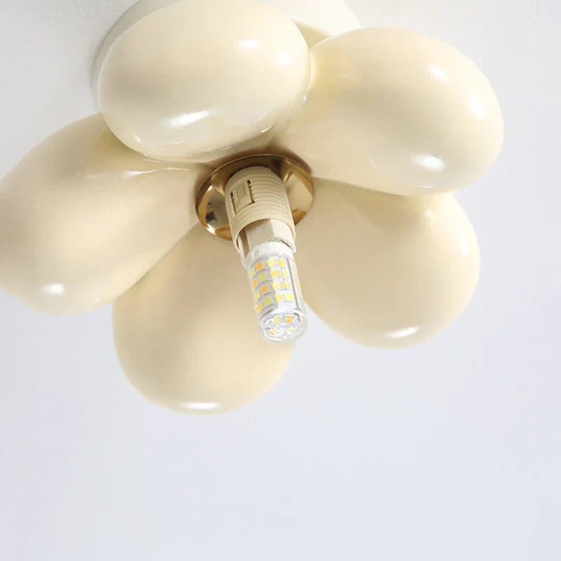Bloom Glow – Moderne blomstertaklampe med glasskule