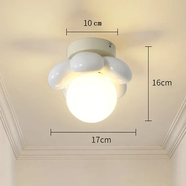 Bloom Glow – Moderne blomstertaklampe med glasskule