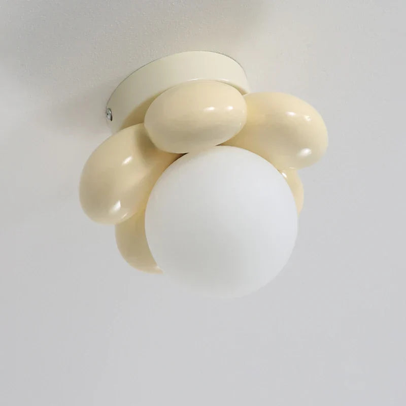 Bloom Glow – Moderne blomstertaklampe med glasskule
