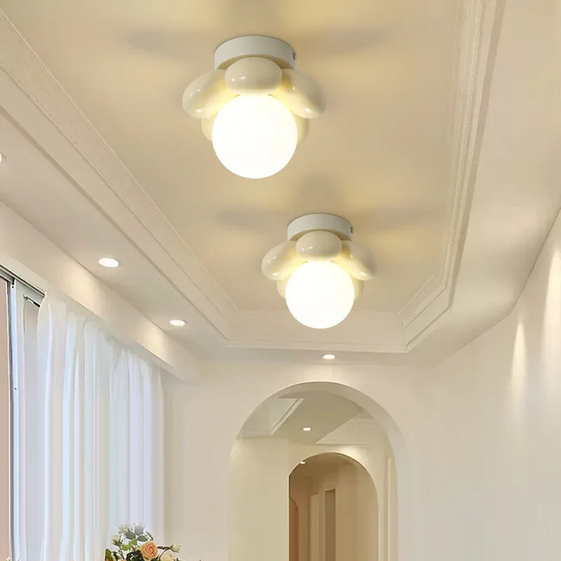 Bloom Glow – Moderne blomstertaklampe med glasskule