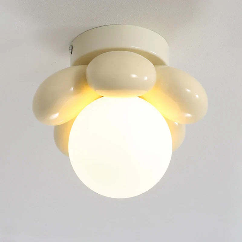 Bloom Glow – Moderne blomstertaklampe med glasskule