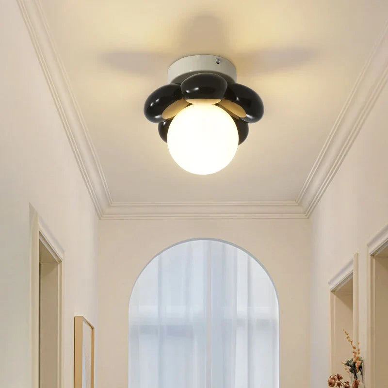 Bloom Glow – Moderne blomstertaklampe med glasskule
