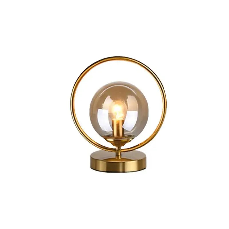EleganceGlow bordlampe i glass - stilig design med messingdetaljer