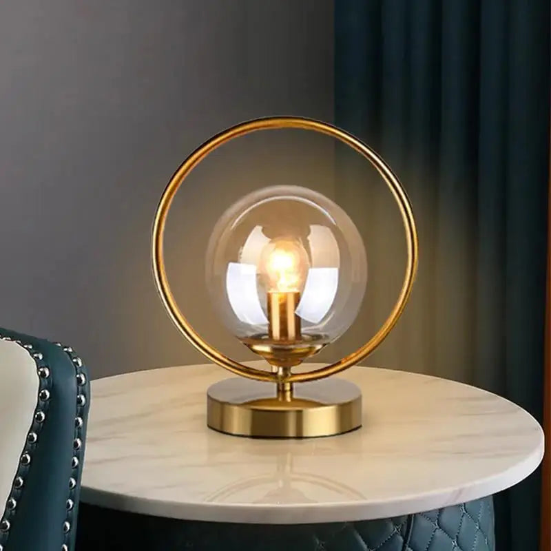 EleganceGlow bordlampe i glass - stilig design med messingdetaljer