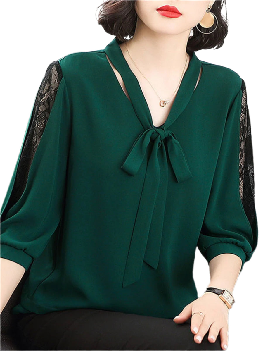 Estella - Elegant bluse med blondermer og V-hals