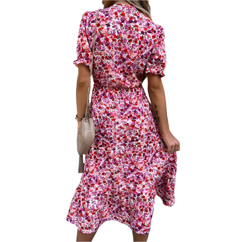 Belinda – Elegant blomstrete midikjole med V-hals-smykke