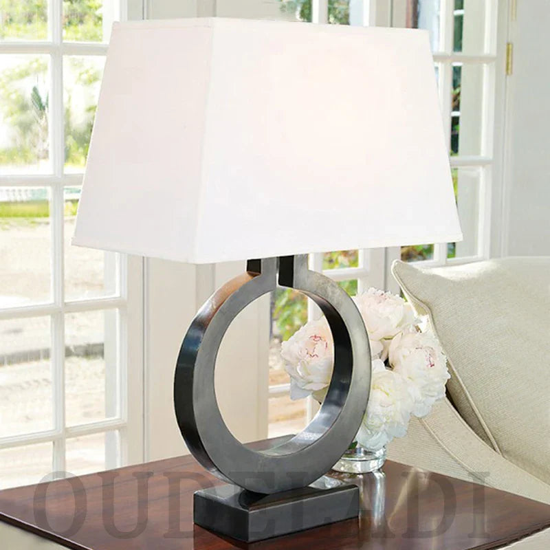 LumoEdge – Moderne bordlampe med elegant svart sokkel