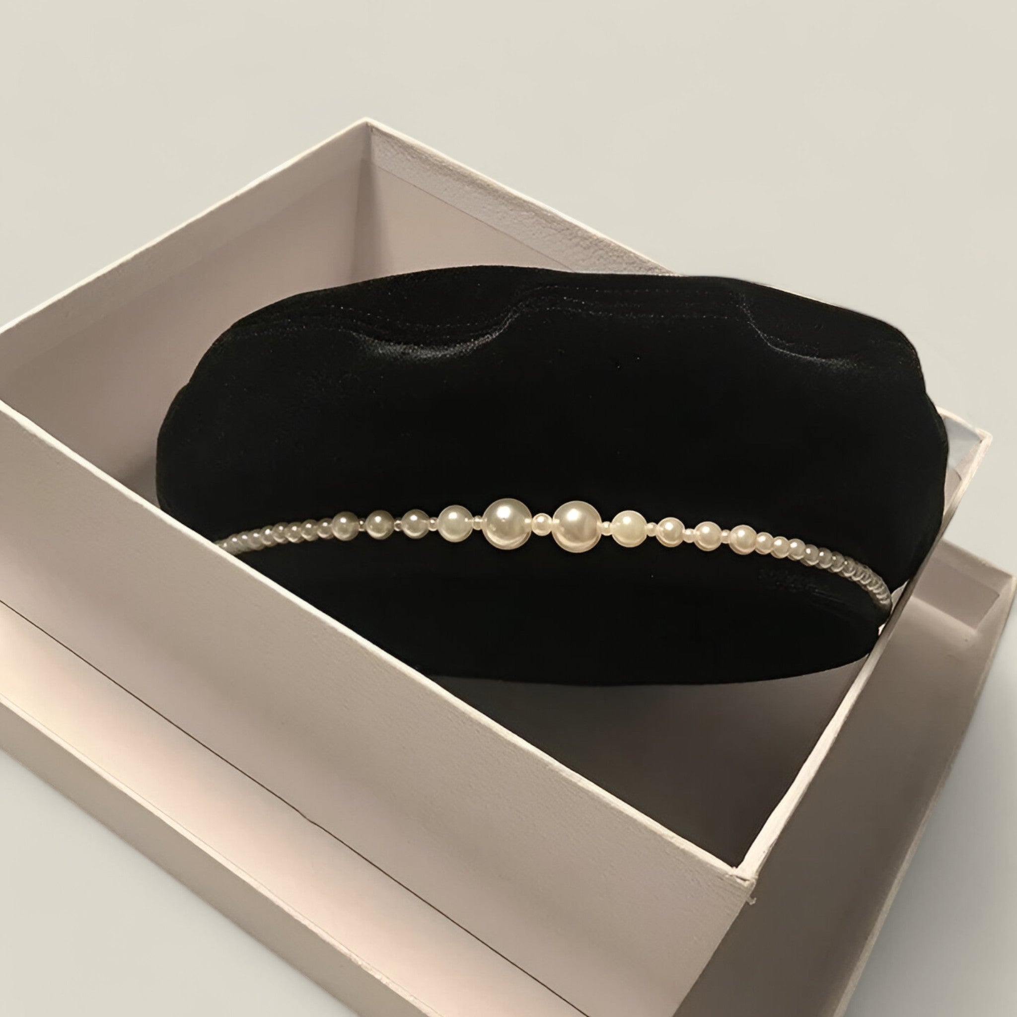 Sophia baret med perlebesetning