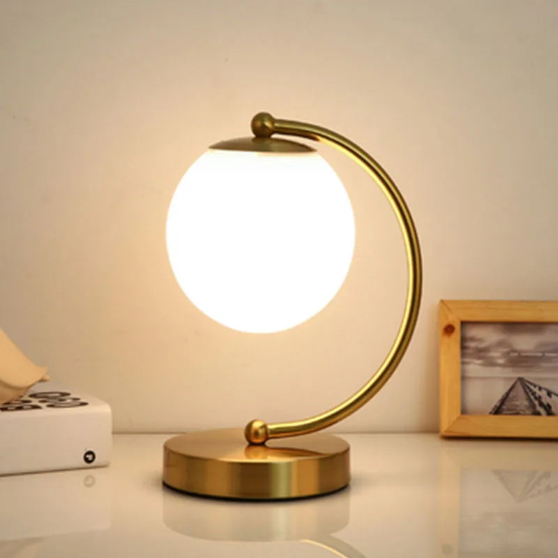 CozyGlow Elegant bordlampe – varm LED-belysning for hygge og stil