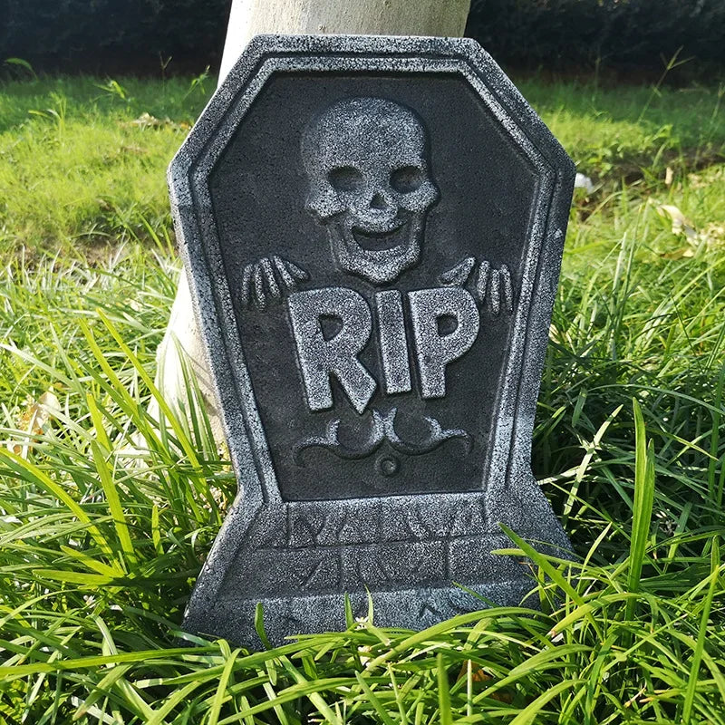 Halloween-dekorasjon av skumgravstein