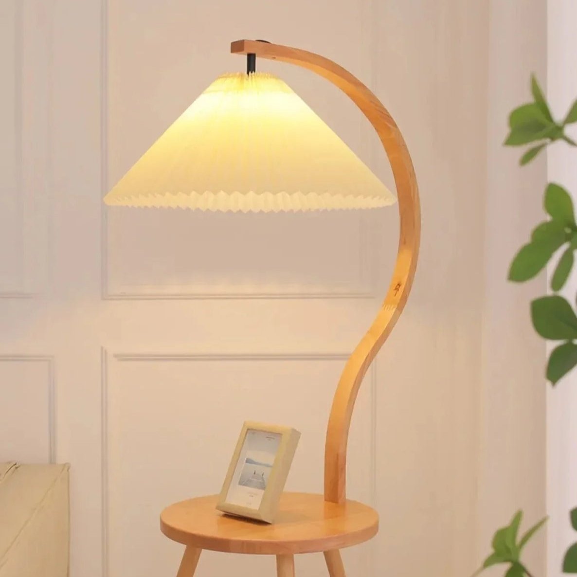 Minimalistisk bordlampe i tre med en vri