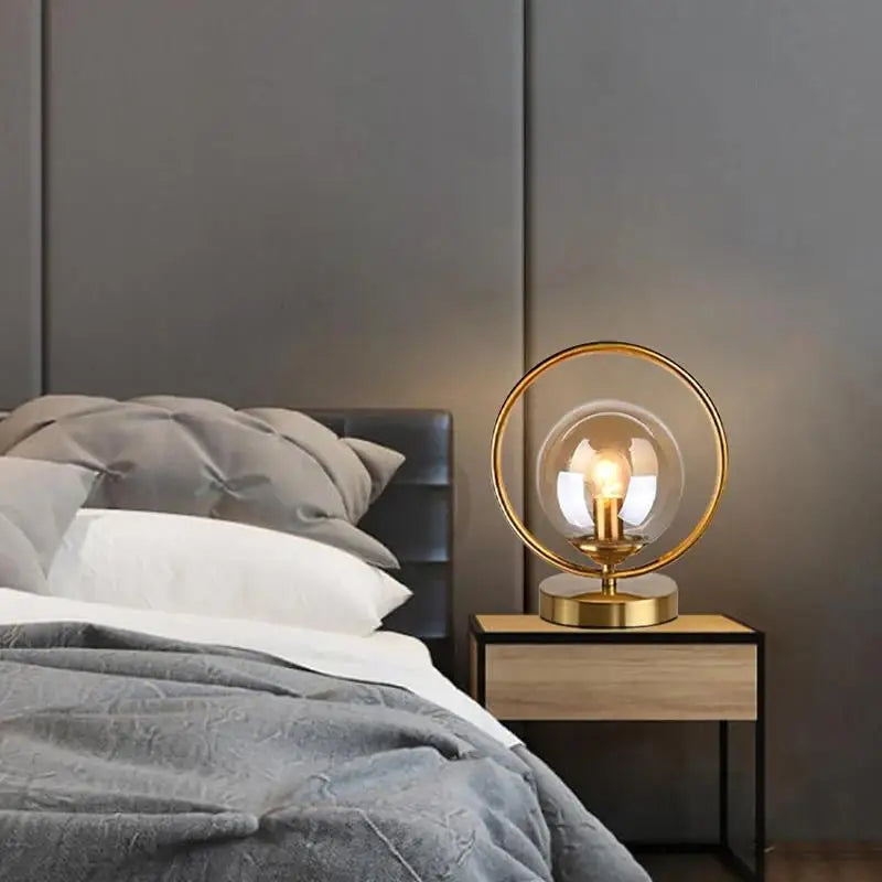 EleganceGlow bordlampe i glass - stilig design med messingdetaljer