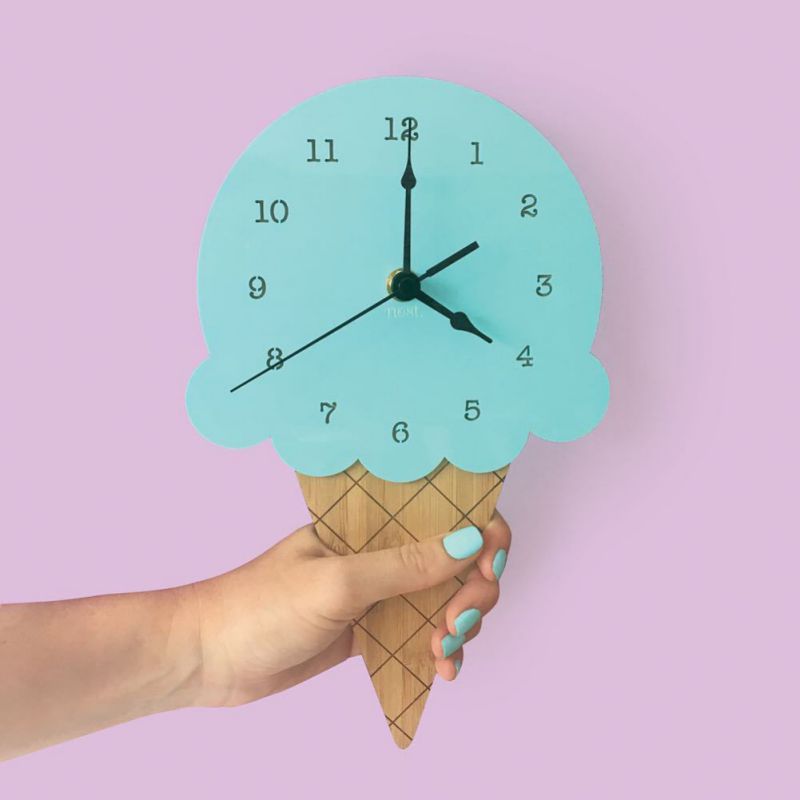 FrostTime isformet veggklokke – morsomt og lekent design for kreative rom