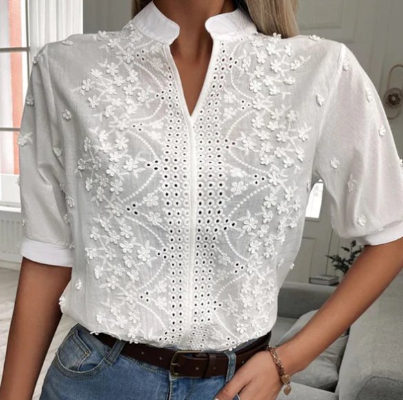 Hvit bluse brodert med blomster