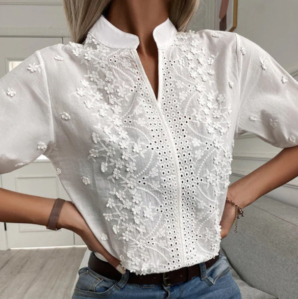 Hvit bluse brodert med blomster