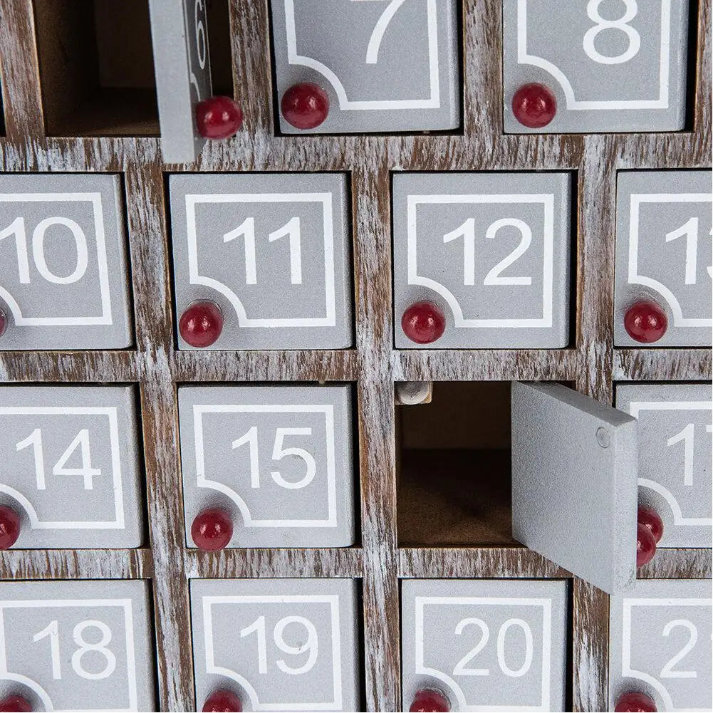 Adventskalender i tre med 25 oppbevaringsskuffer Julehusformet