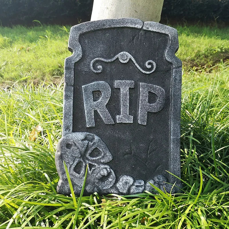 Halloween-dekorasjon av skumgravstein