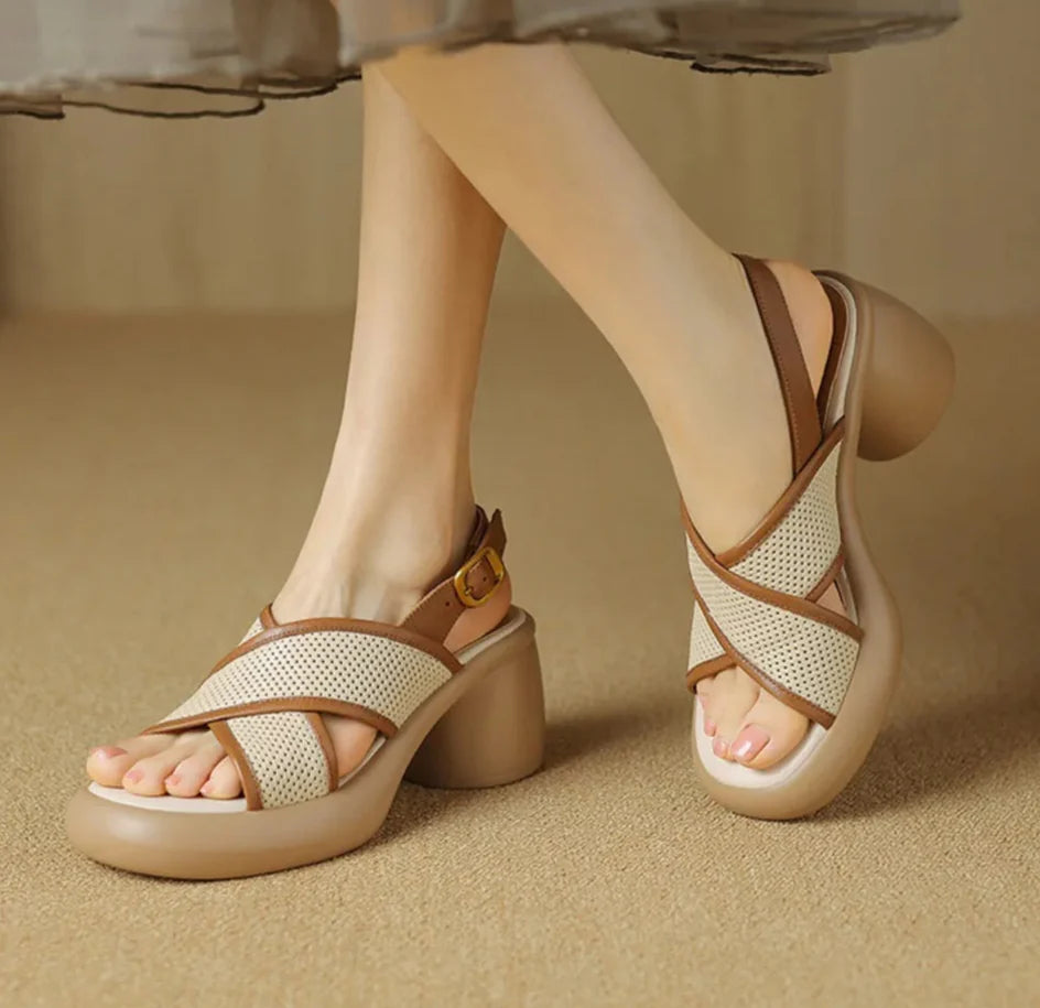 Felicia - Perforerte og kryssende slingback-pumper