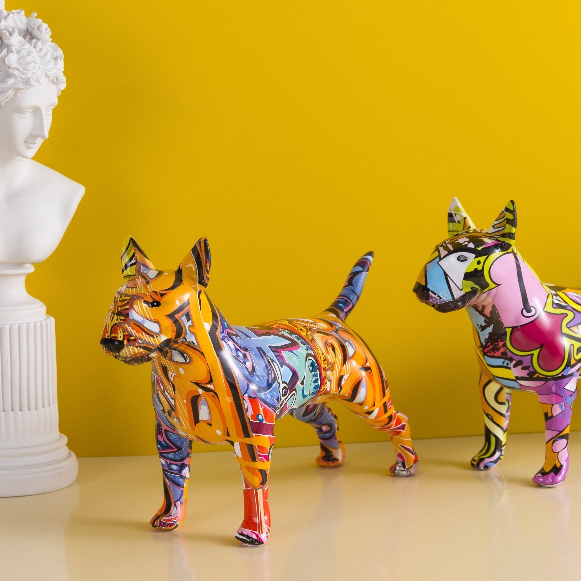 GraffiBull - Dekorative figurer av levende Bull Terrier
