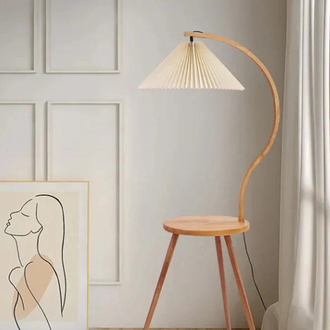 Minimalistisk bordlampe i tre med en vri