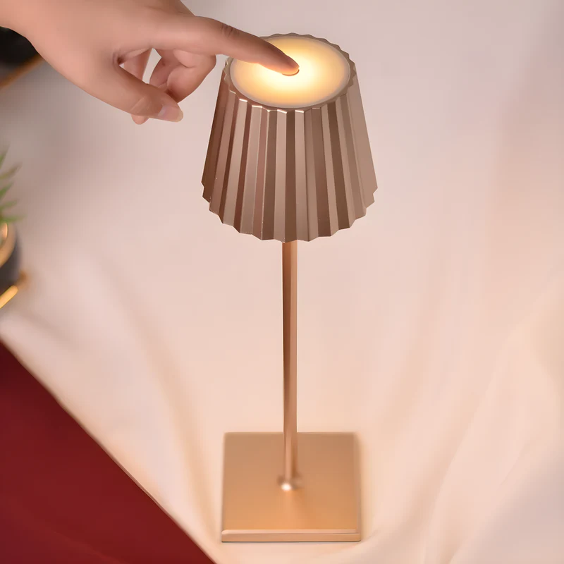 LumiGlow trådløse bordlampe - elegant design med berøringsdemping