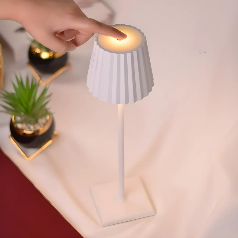 LumiGlow trådløse bordlampe - elegant design med berøringsdemping