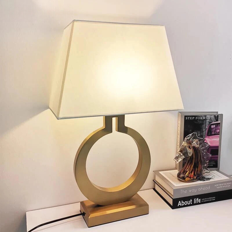 LumoEdge – Moderne bordlampe med elegant svart sokkel