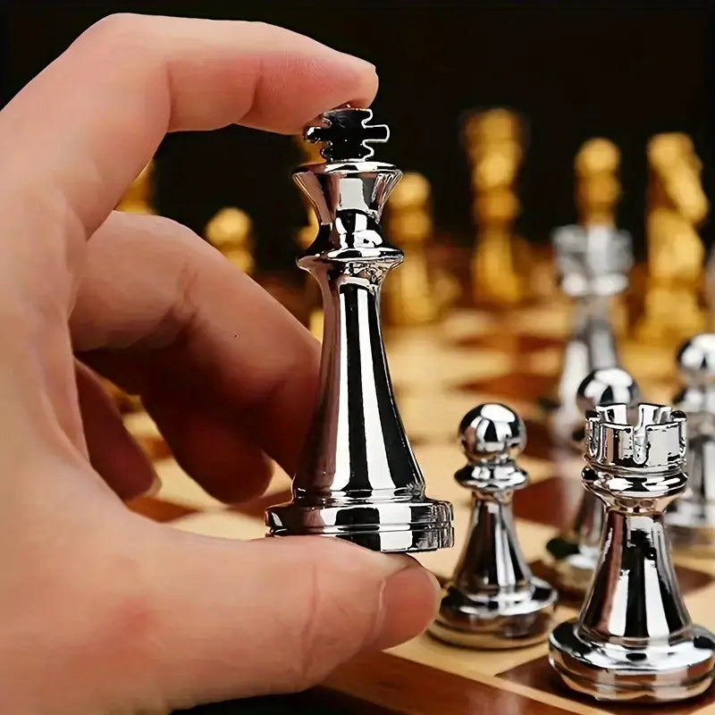 Regal Chess Set – Eksklusivt sammenleggbart sjakksett i tre med metallstykker