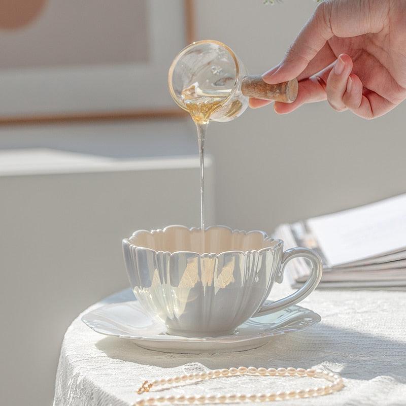 FloraCharm Perleblomstsett med kopp og fat - en magisk kaffeopplevelse