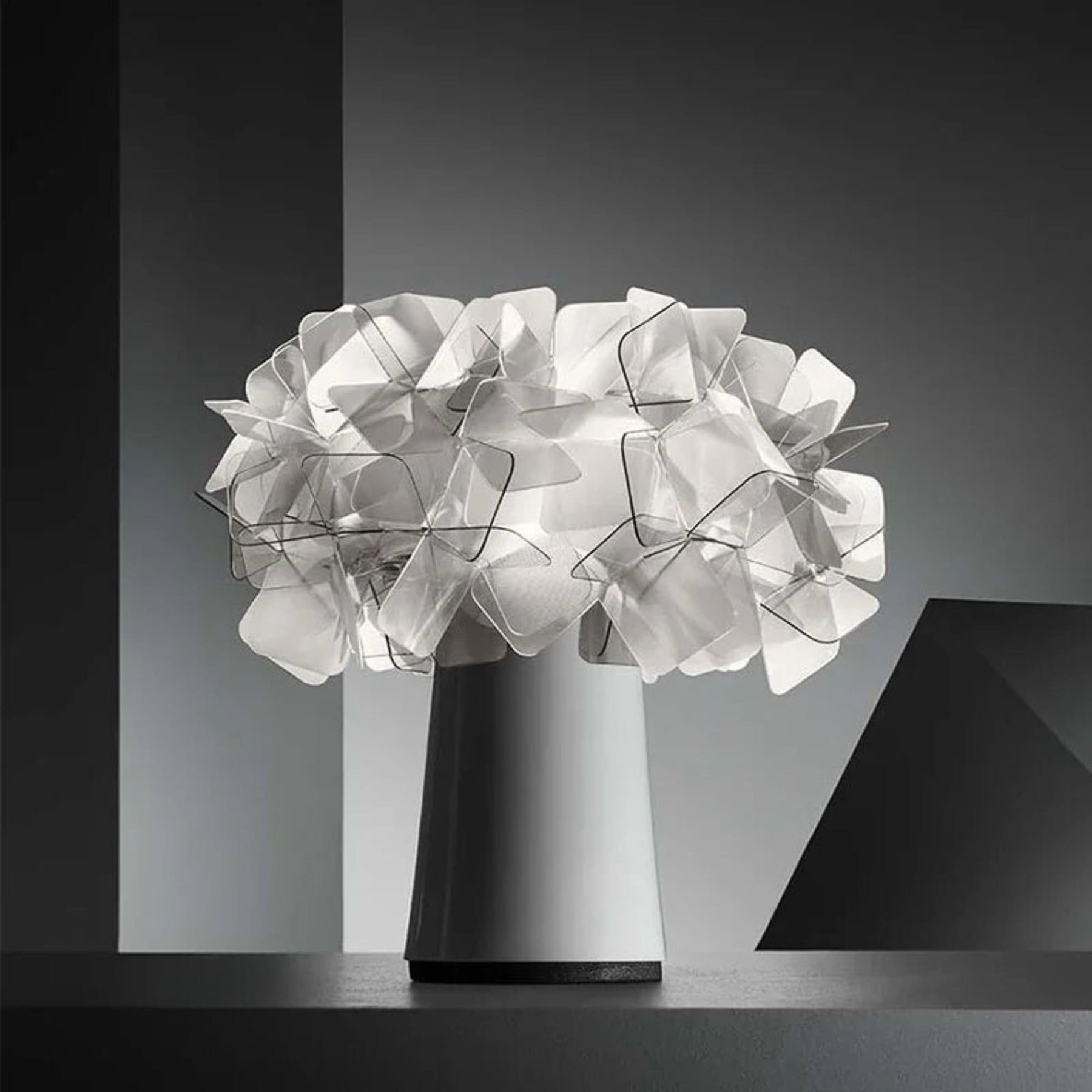 LumaTouch – Elegant LED-skrivebordslampe