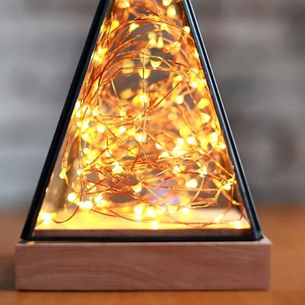 GlowPyramid - Elegant bordlampe med fe-lys