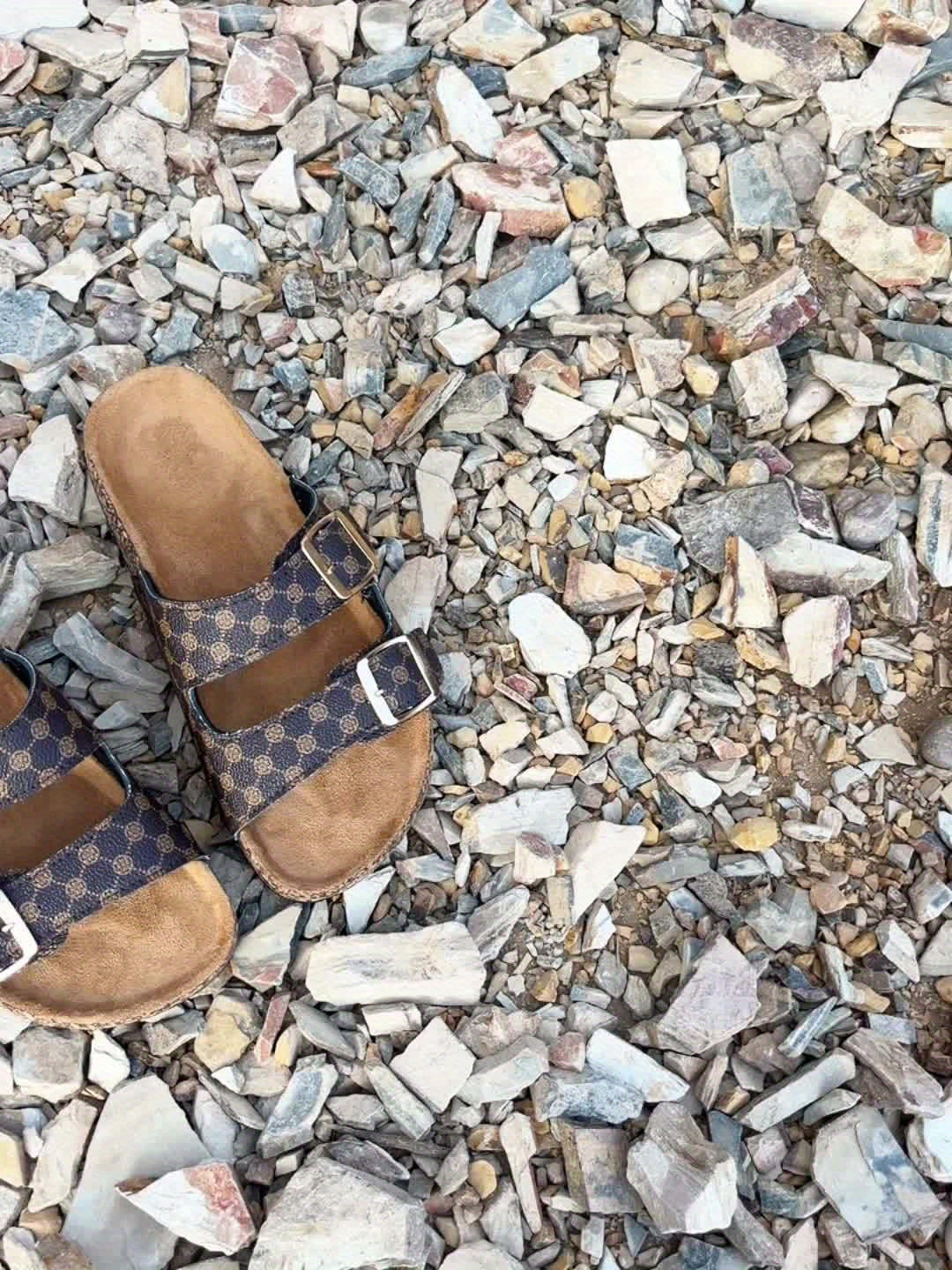 Komfortabel sandal med flat såle og dobbel spenne