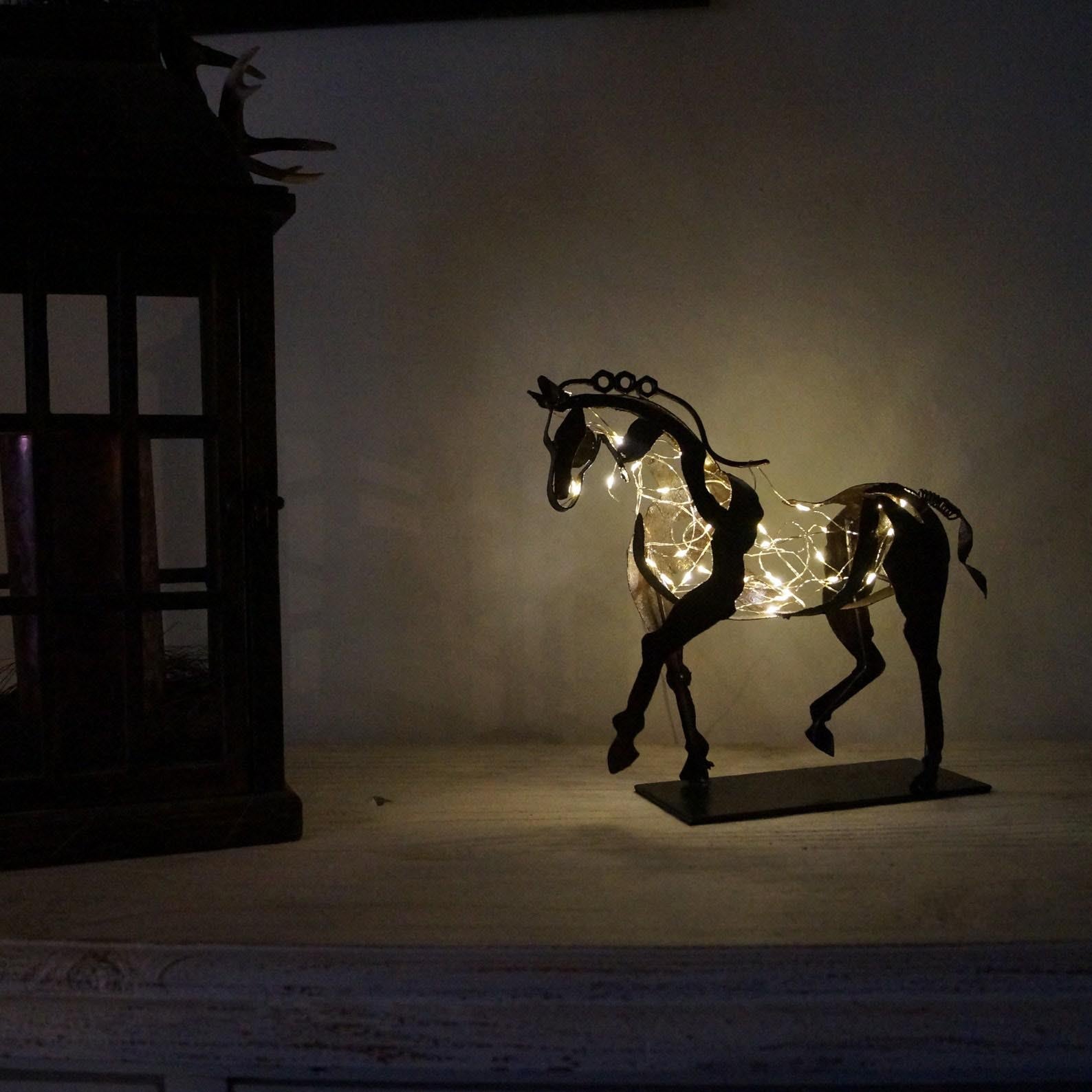 RustGlow - Abstrakt rusthestskulptur med LED-lys