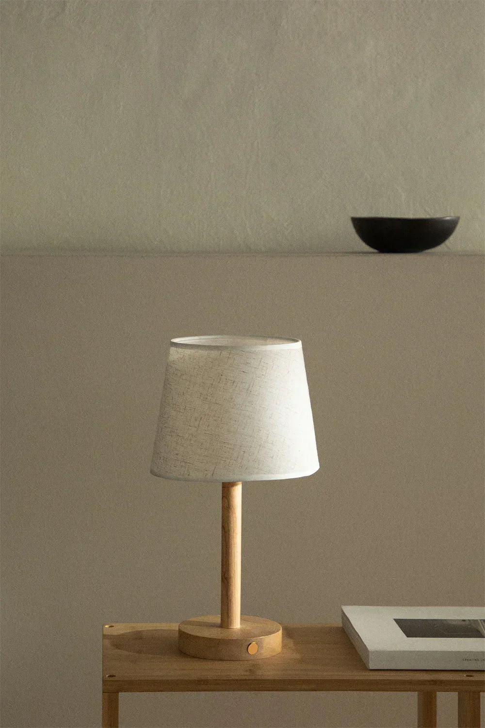 Trådløs bordlampe laget av tre