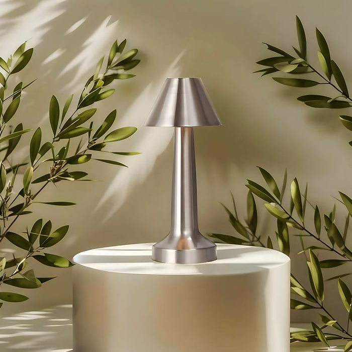 LumiCone - Smal, moderne bordlampe med konisk form