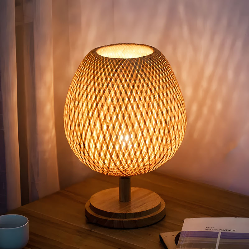 Håndlaget senge lampe i rotting og tre